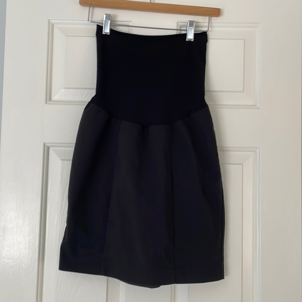 A Pea in the Pod black maternity skirt. Size small.